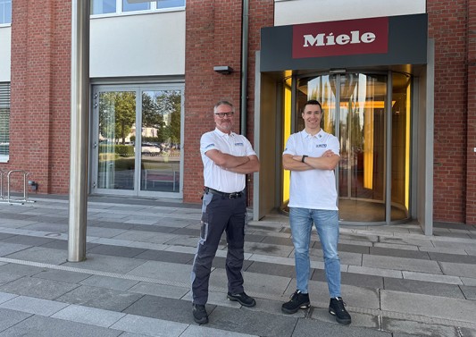 Service-Einsatz erfolgreich absolviert: Christian Könemann und Bjarne Holmer vor dem Haupteingang von Miele.