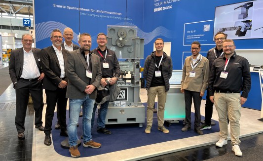 Meet & Greet auf der EuroBLECH: Verantwortliche von Magna, dem Fraunhofer IWU und BERG freuen sich über das erfolgreiche gemeinsame Projekt.