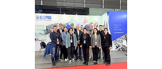 Das Team unserer chinesischen Vertretung Dalian Hongcheng International Trade Co., Ltd. mit Georg Grautoff (Geschäftsführer), Alexander Beil (Leitung Konstruktion & Entwicklung) und Jan Hofmann (Konstruktion & Entwicklung)