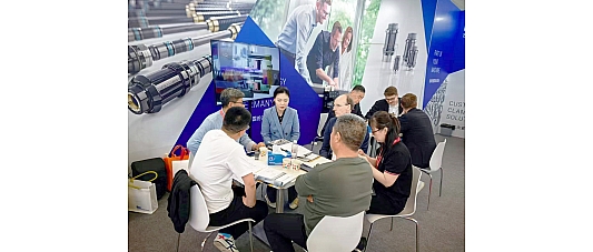 Reges Treiben auf dem BERG-Messestand während der CCMT in Shanghai