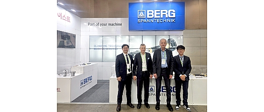 Präsentieren den Gemeinschaftstand auf der SIMTOS: Die BERG-Geschäftsführer Georg Grautoff und Frank Kuckelsberg mit den beiden Vertretern unseres koreanischen Vertriebspartners East Co., Ltd.